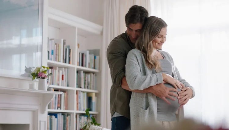 Gravid kvinne og mann i omfavnelse, Picture